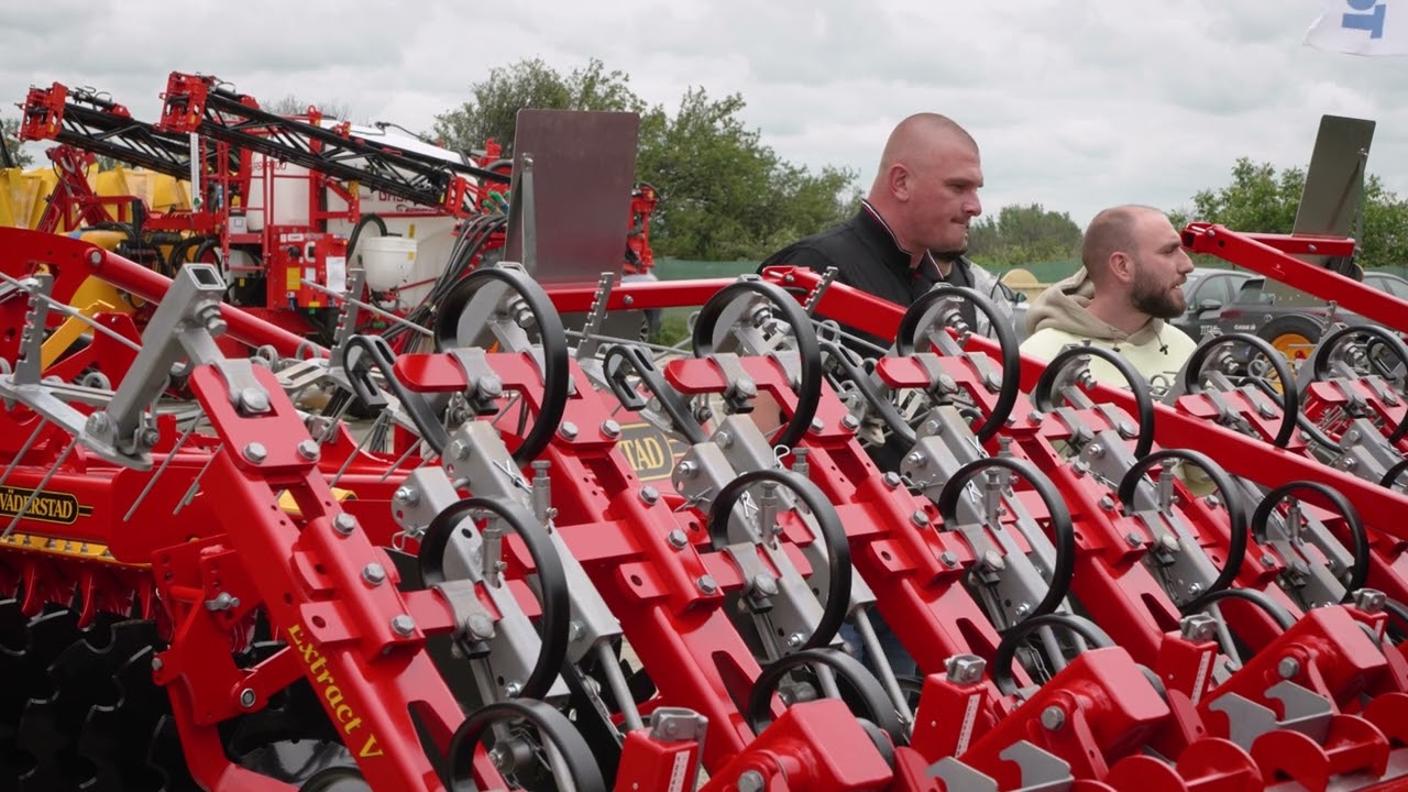 Вижте новия революционен междуредов култиватор - Vaderstad Extract