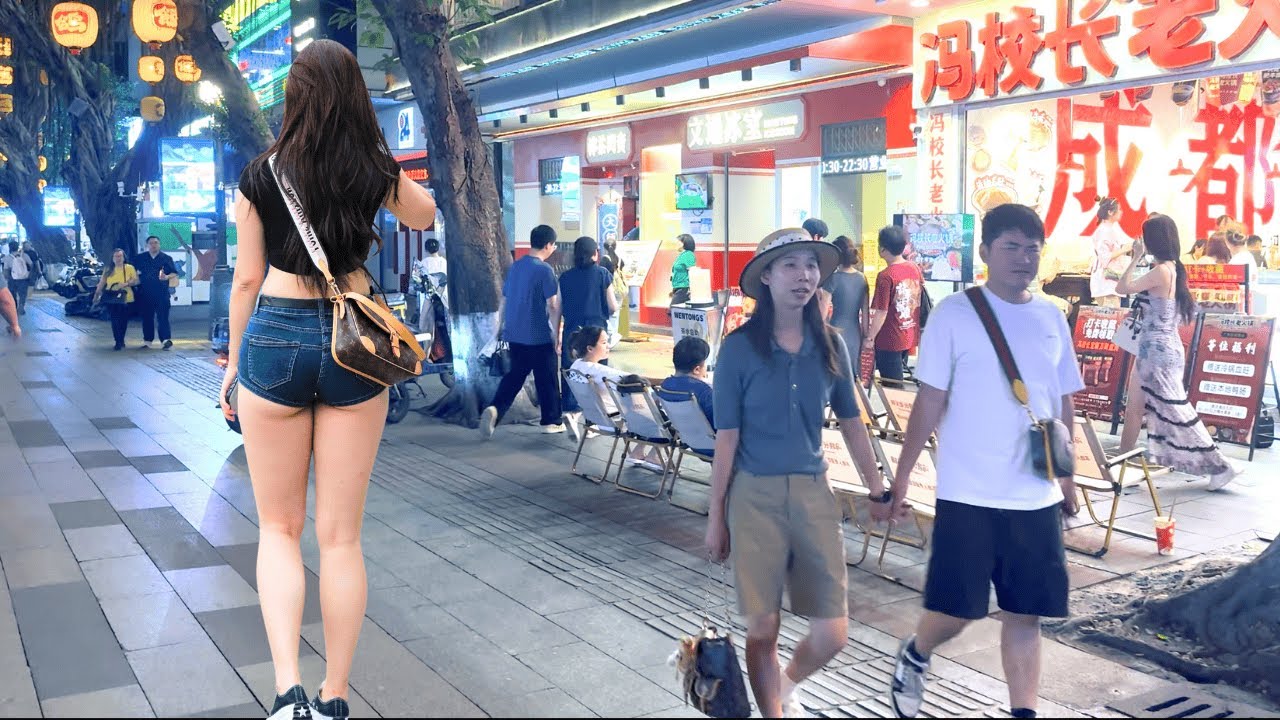 Night Walk in Guangzhou’s Most Popular Shopping Street, China Street Walk 中國廣州熱鬧的北京路步行街 4K