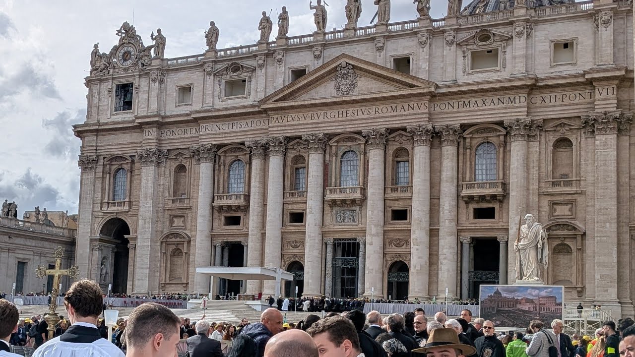 Wejście do Bazyliki Świętego Piotra w Rzymie. 14 Pielgrzymka Summorum Pontificum.