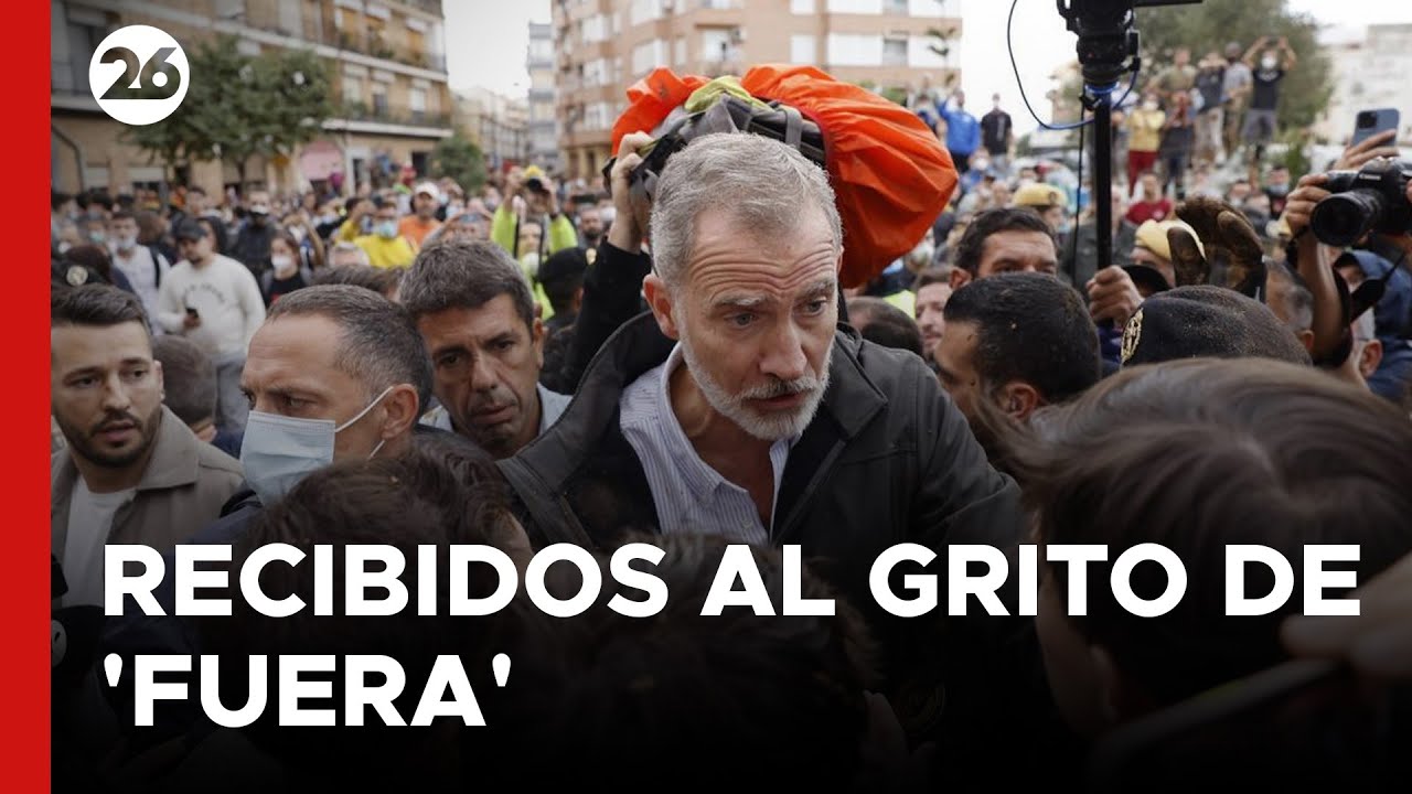 Insultos y lanzamiento de barro a la comitiva de los reyes en Paiporta, Valencia