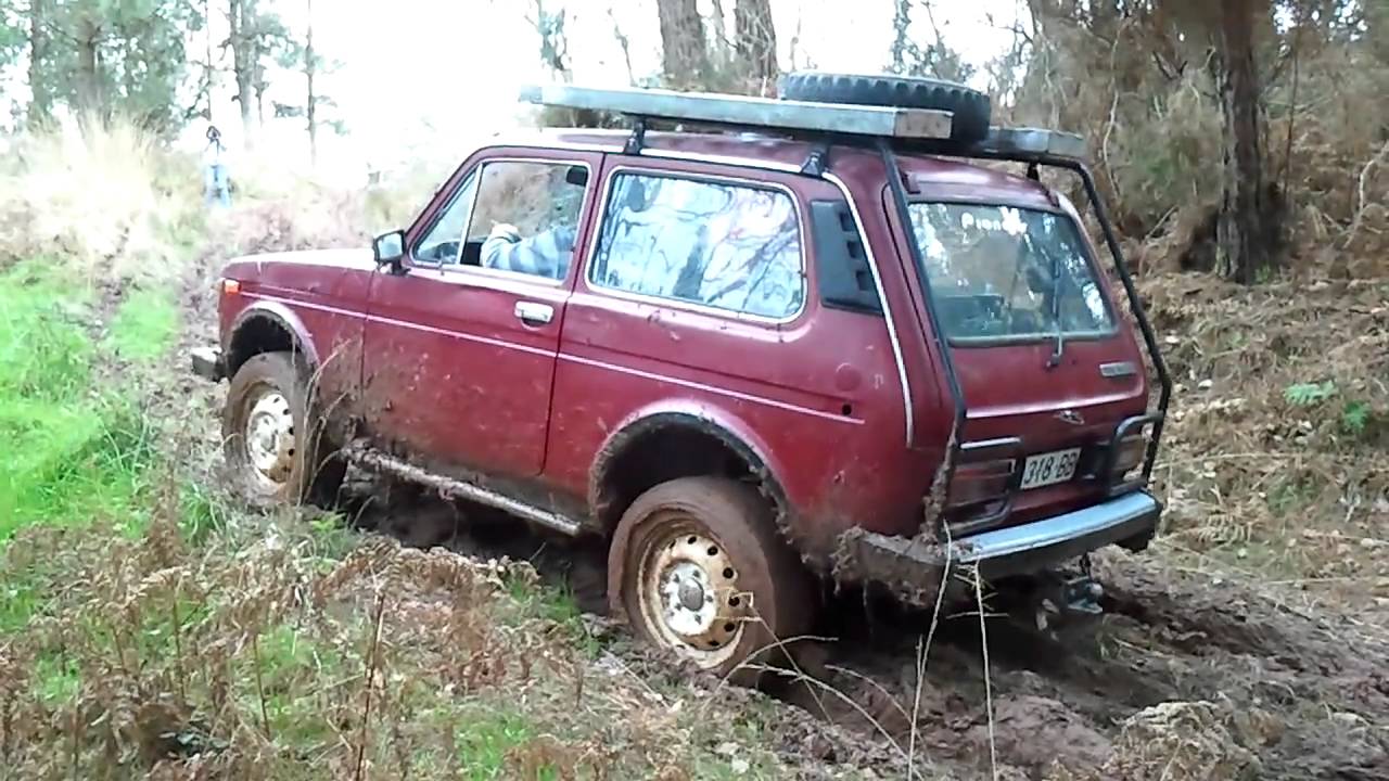 suzuki vitara y lada niva pista de barro