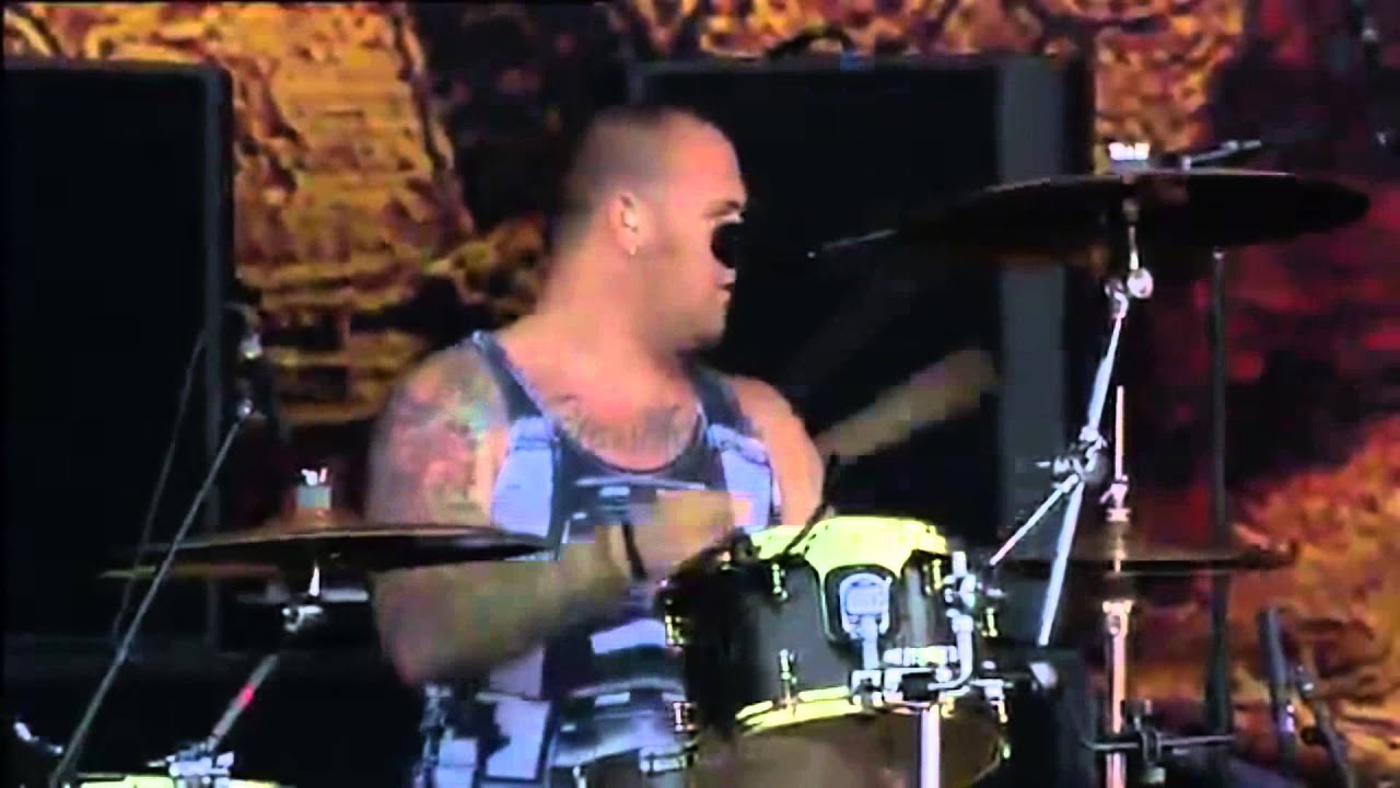 Atreyu Live @ Graspop 2010 - You Give Love A Bad Name