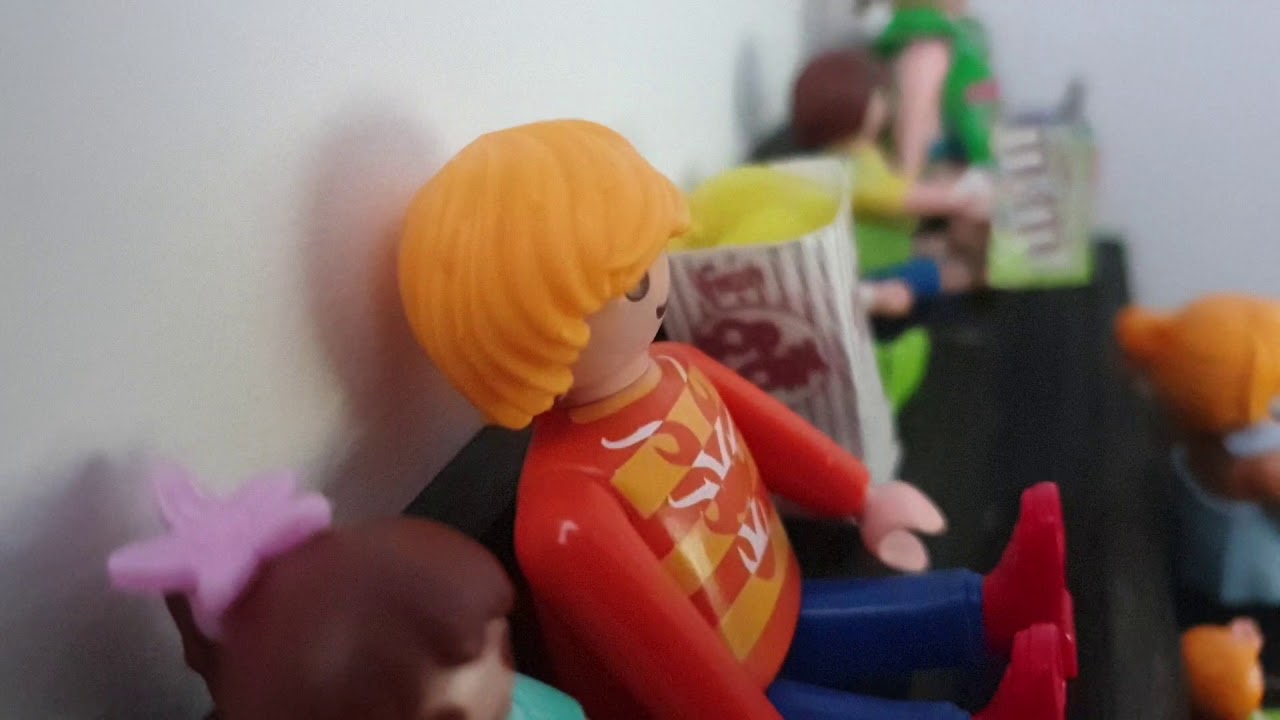 Chloé en français présente une histoire Playmobil  : on va au cinéma !