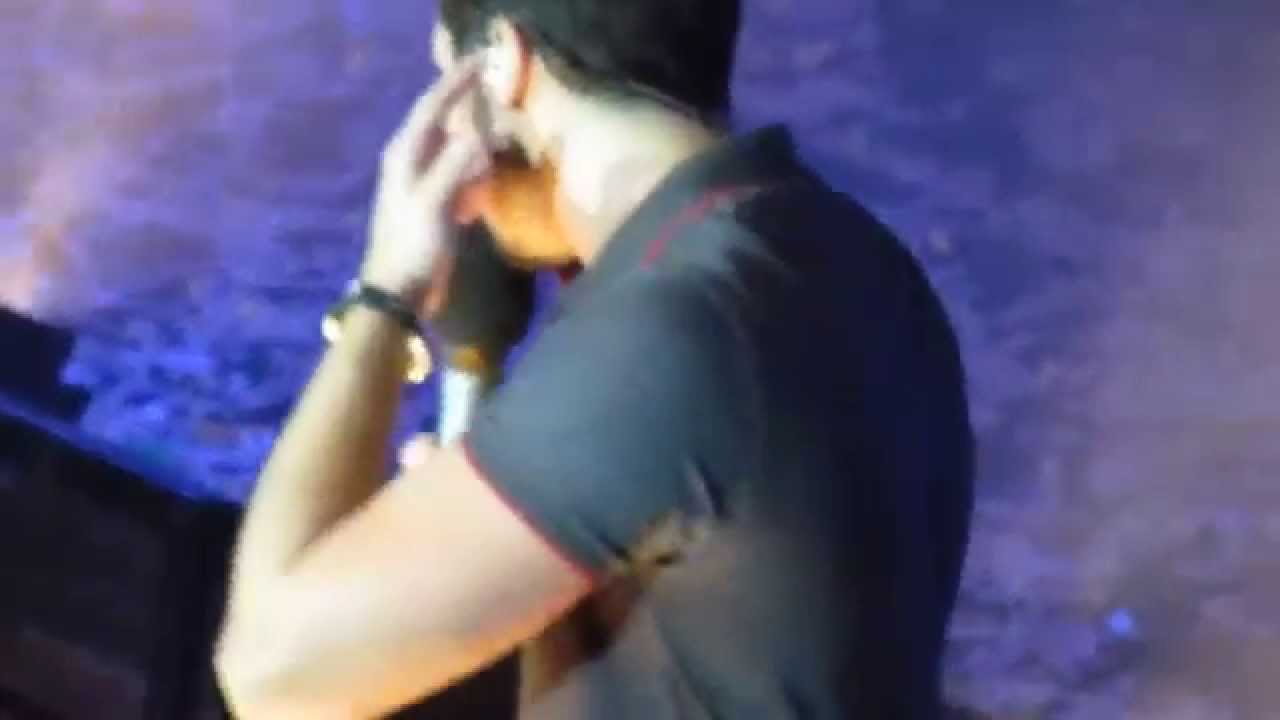 Luan Santana brincando com as fãs (05/04/2015)