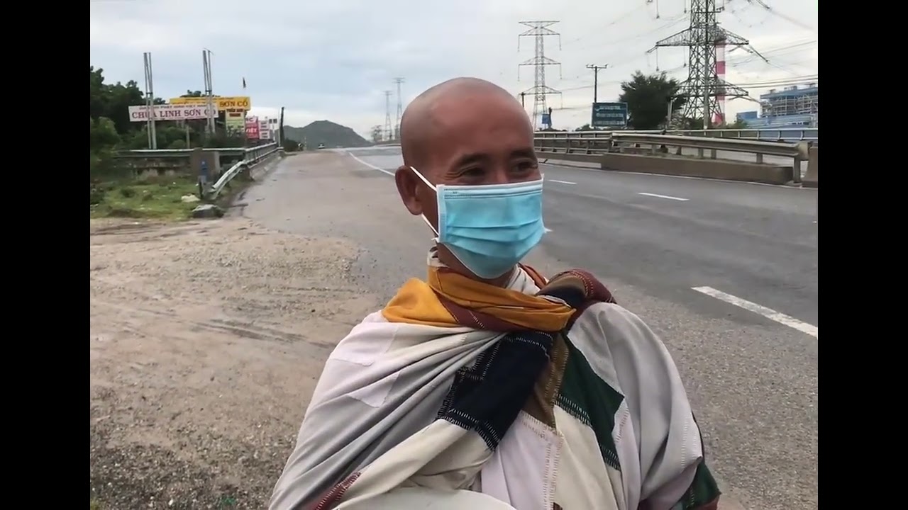 Thầy Minh Tuệ 5 năm trước, lúc này thầy mới bộ hành chưa lâu đang còn dùng cái sô nhựa đi khất thực 