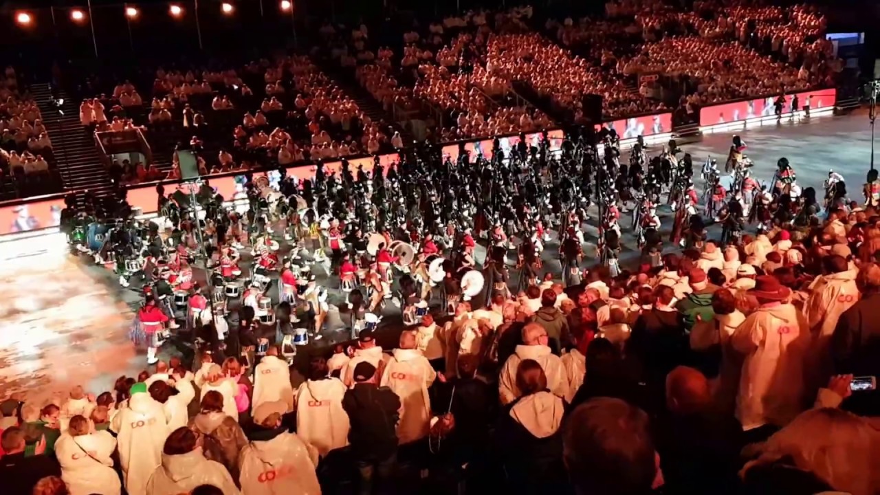 Basel Tattoo 2017 Grand Finale - The Black Bear / Scotland The Brave - Massed Drums And Pipes