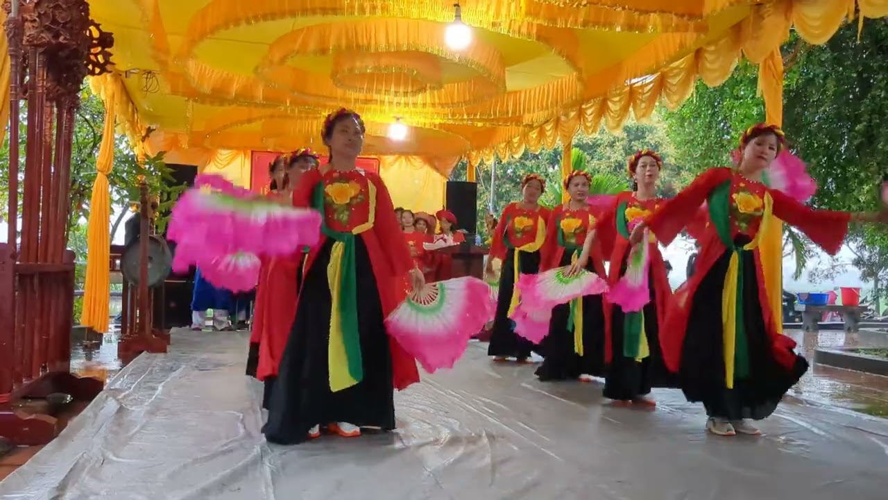 buổi khai mạc lễ hội làng  với tiết mục hội làng quê em rất xuất sắc