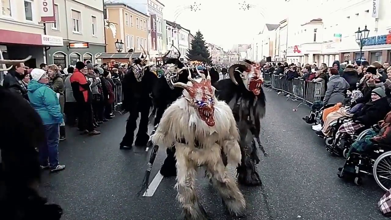 Perchtenlauf Mattighofen: Krampusse und Hexen - Traditionelle Kultur in Österreich. Extreme Action