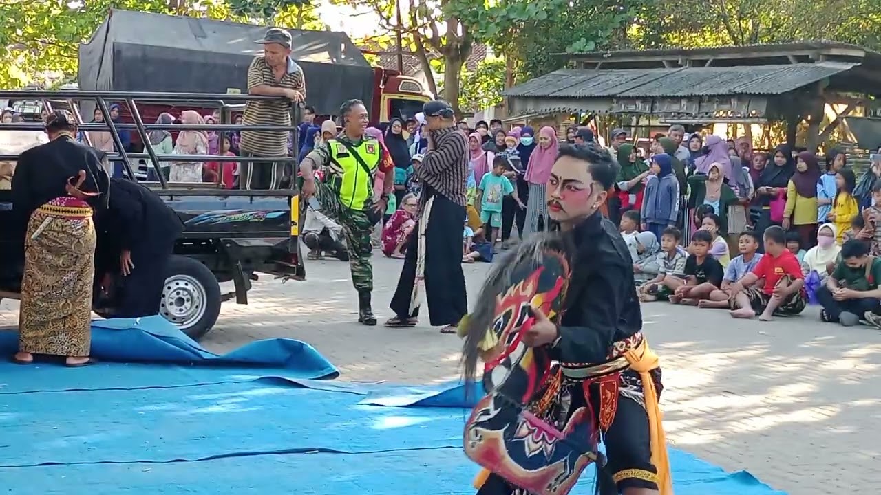 Tarian ebeg Giri Laras Wijaya live pasar karanganyar kebumen Jawa tengah