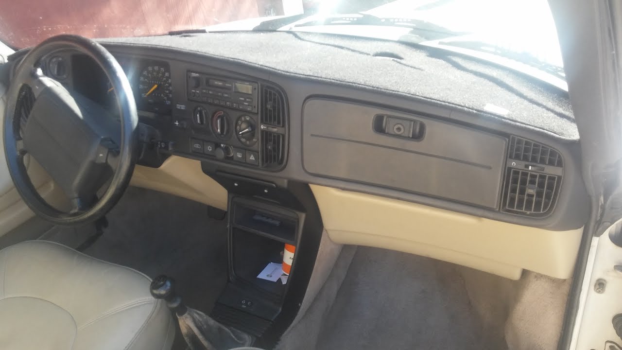 SAAB 900 Classic Convertible, removing / installing knee bar, and center consoll..