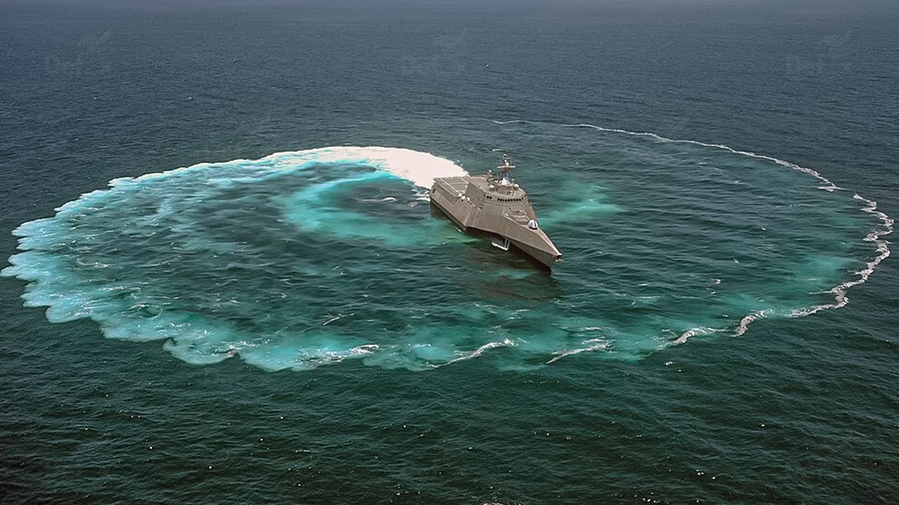 US $500 Million Littoral Combat Ship Performs High-Speed Maneuver in the Middle of the Pacific Ocean