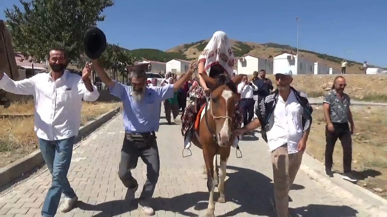 Alev ve Muzaffer çiftinden Dersim usulü düğün