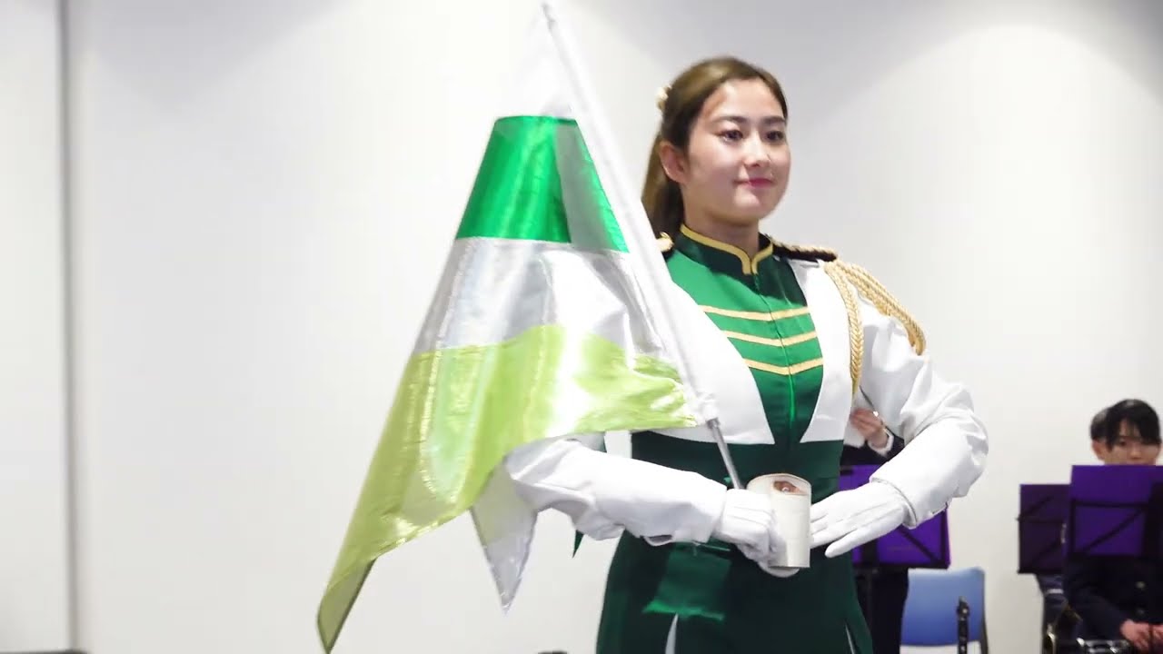 ♥️京都美人女性警察官のショートフラッグ演技　『Happiness』嵐　京都府警察音楽隊