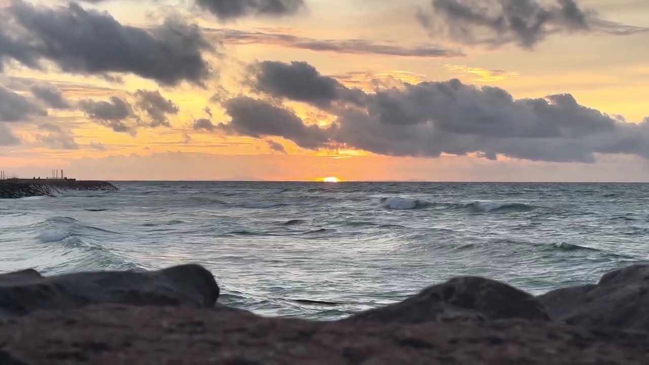 Menikmati Senja di Pantai Tanjung Lesung