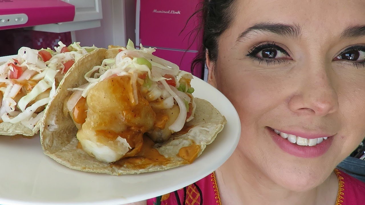 Tacos de pescado capeado y frito con salsa de col y jitomate/Marisolpink