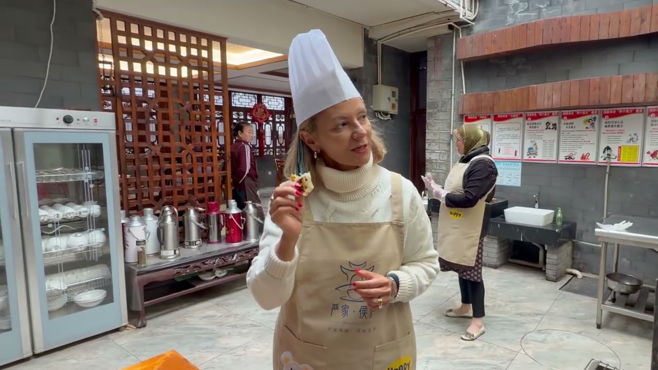 A traveler made Yunnan specialty pressed cake in Dali