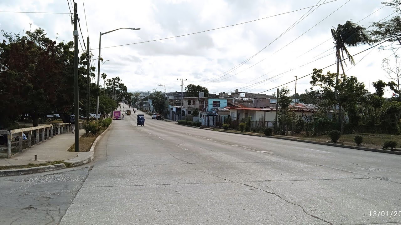 Avenida de los Álamos, ciudad de Holguín, Cuba.
