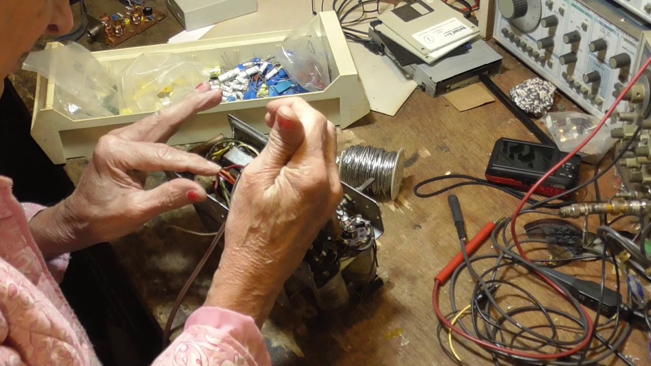 REPAIRING A SMALL PHILCO WOOD RADIO
