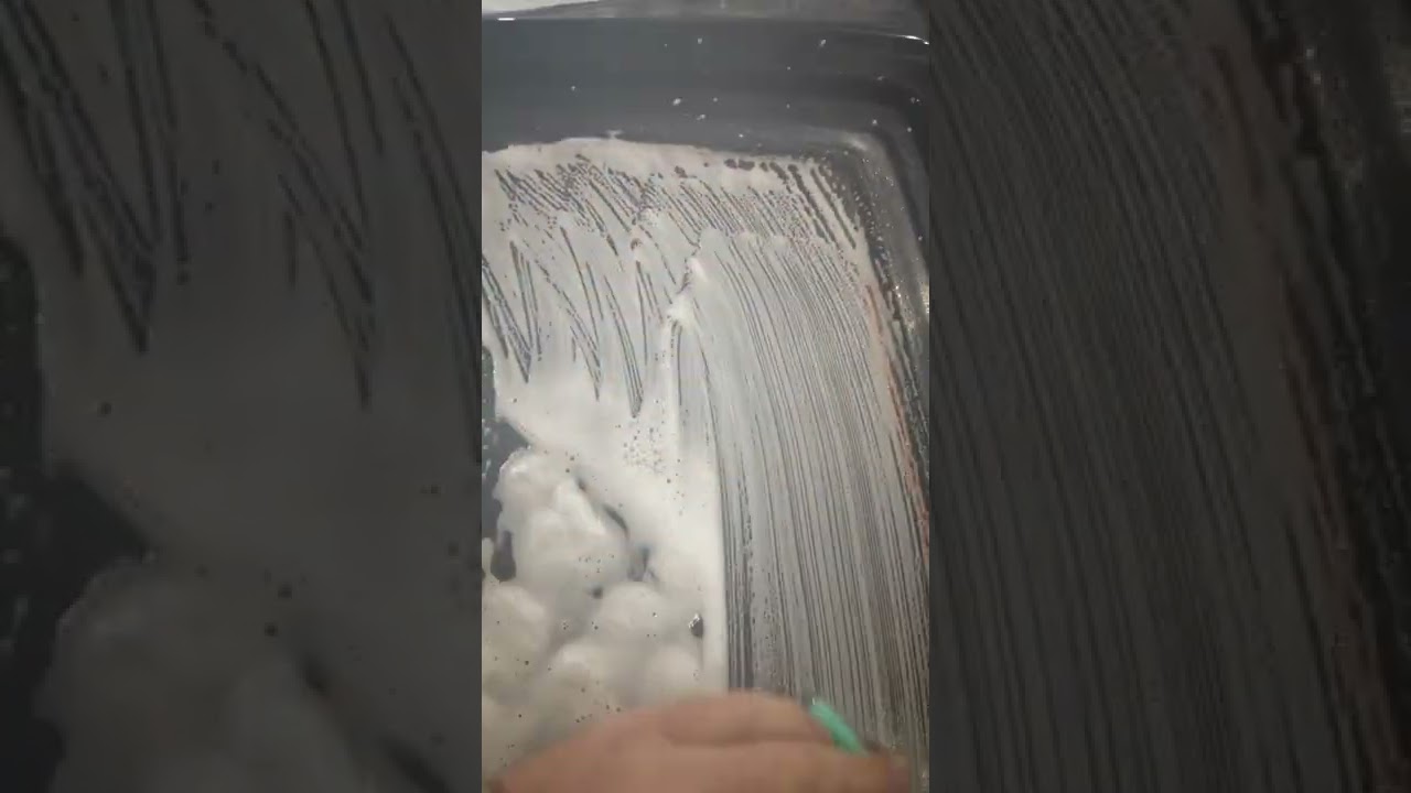 Убираем водный камень, шагрень со стекла авто.
