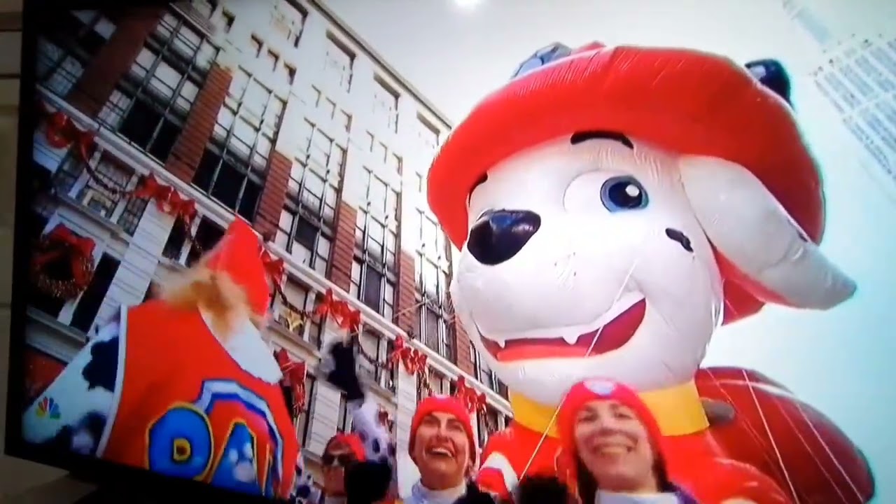 The 99th Macy's Thanksgiving Day Parade (All Ballons And Santa Claus) (READ DESCRIPTION)