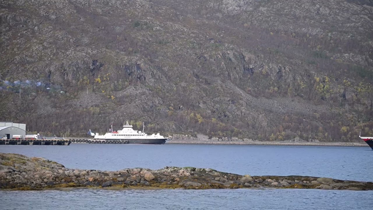 Hurtigruten MS Trollfjord legger til kai i Lødingen, den 17.10.2023