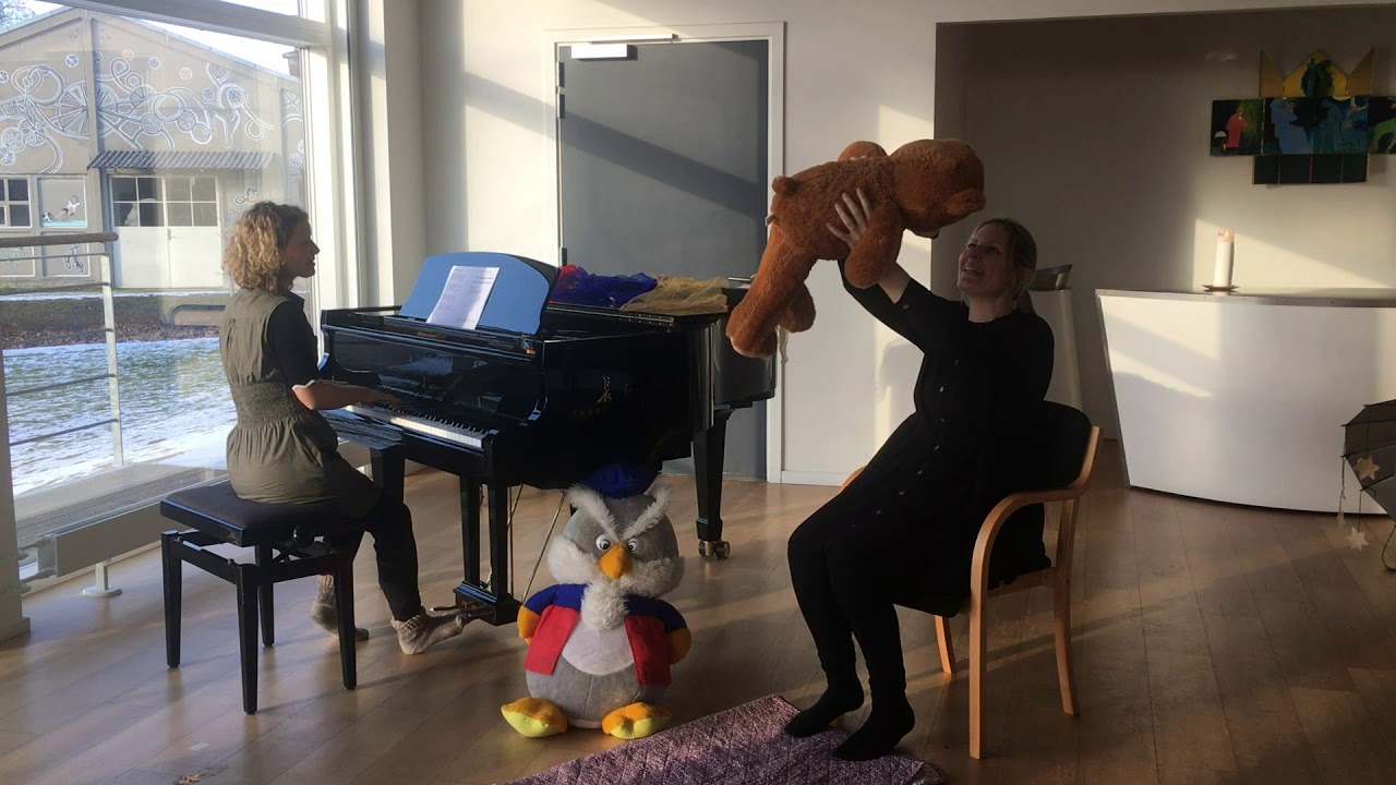Babysalmesang   H&oslash;jt, h&oslash;jt oppe i et kirket&aring;rn