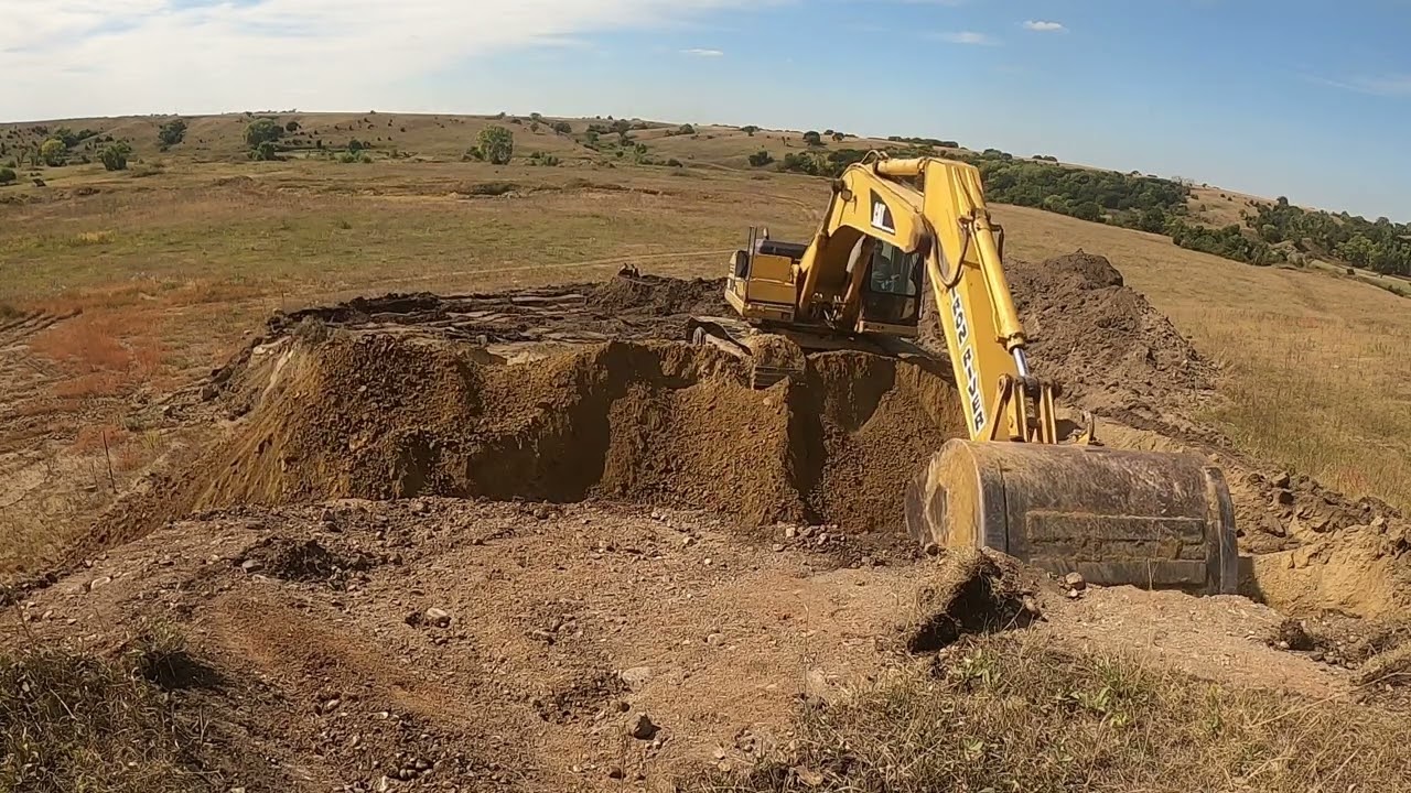 CAT 325 in the Pit &ndash; Black Dirt Off, Clay Piled High