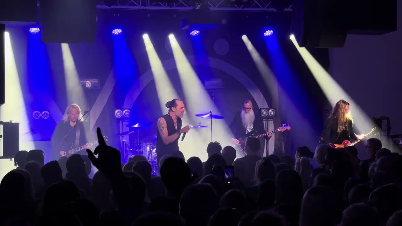 Yö (feat. J-P Leppäluoto) - Niin Paljon Me Teihin Luotettiin @ Club Stadion, Helsinki 24-10-25