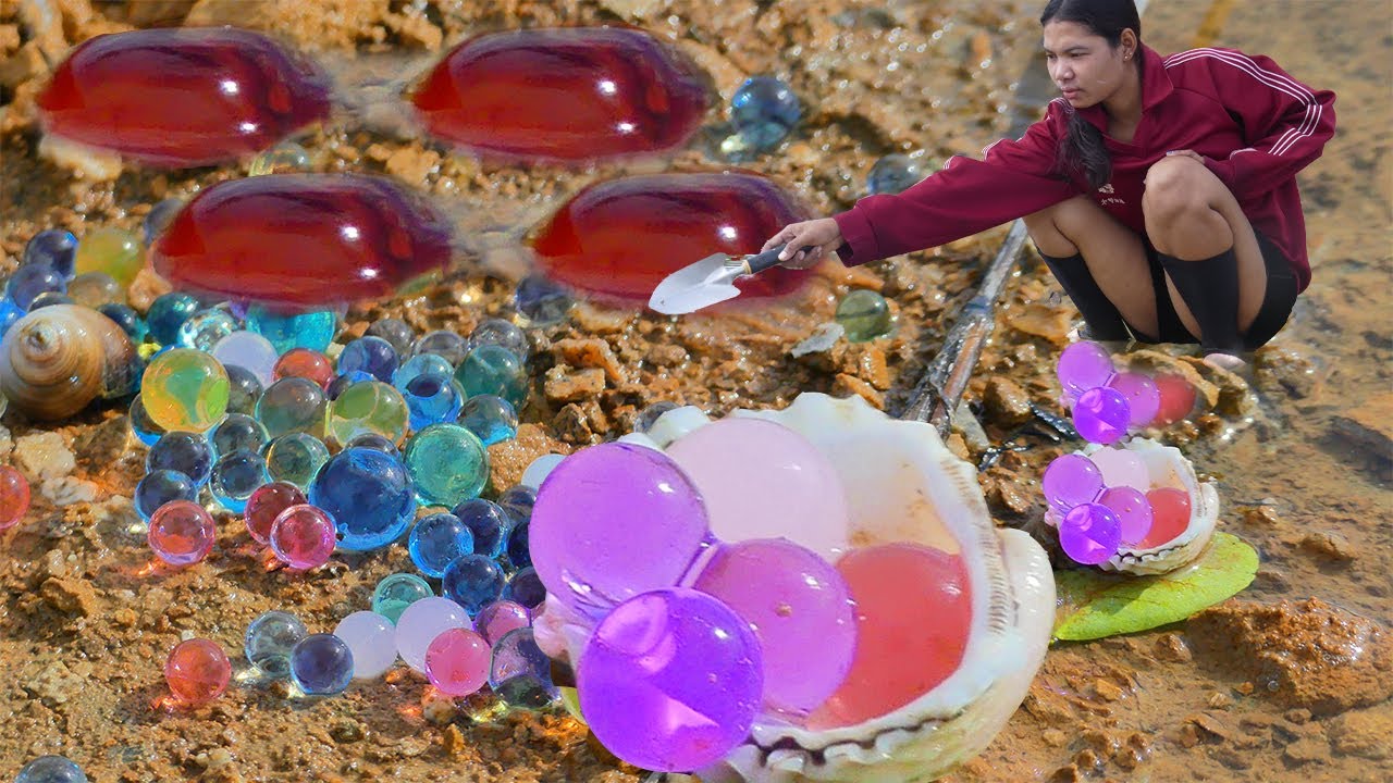 Girl catches huge crab in water, opens it and finds beautiful jewelry
