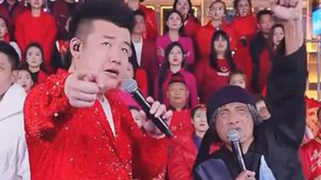 山东疯婆婆挑战木森，霹雳舞 嗨翻全场！#木森  #木森大舞台  #嗨翻全场  #高手在民间  #户外直播现场