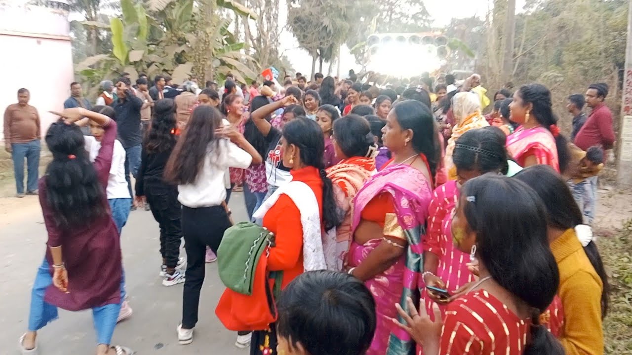 শুভদীপ সাউন্ড ১৬ অপারেটর ফটিকদা পুরুলিয়া গান বাজিয়ে রোড শো করছে দেখুন।