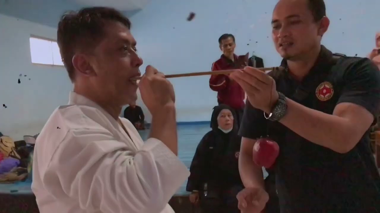 AKSI KANG IWA (PENDIRI BKC) MEMBELAH APEL DENGAN KATANA | LATGAB & UKT SUSULAN