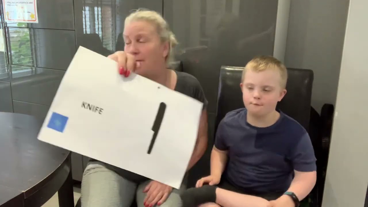 Makaton for ‘KNIFE’ 🔪