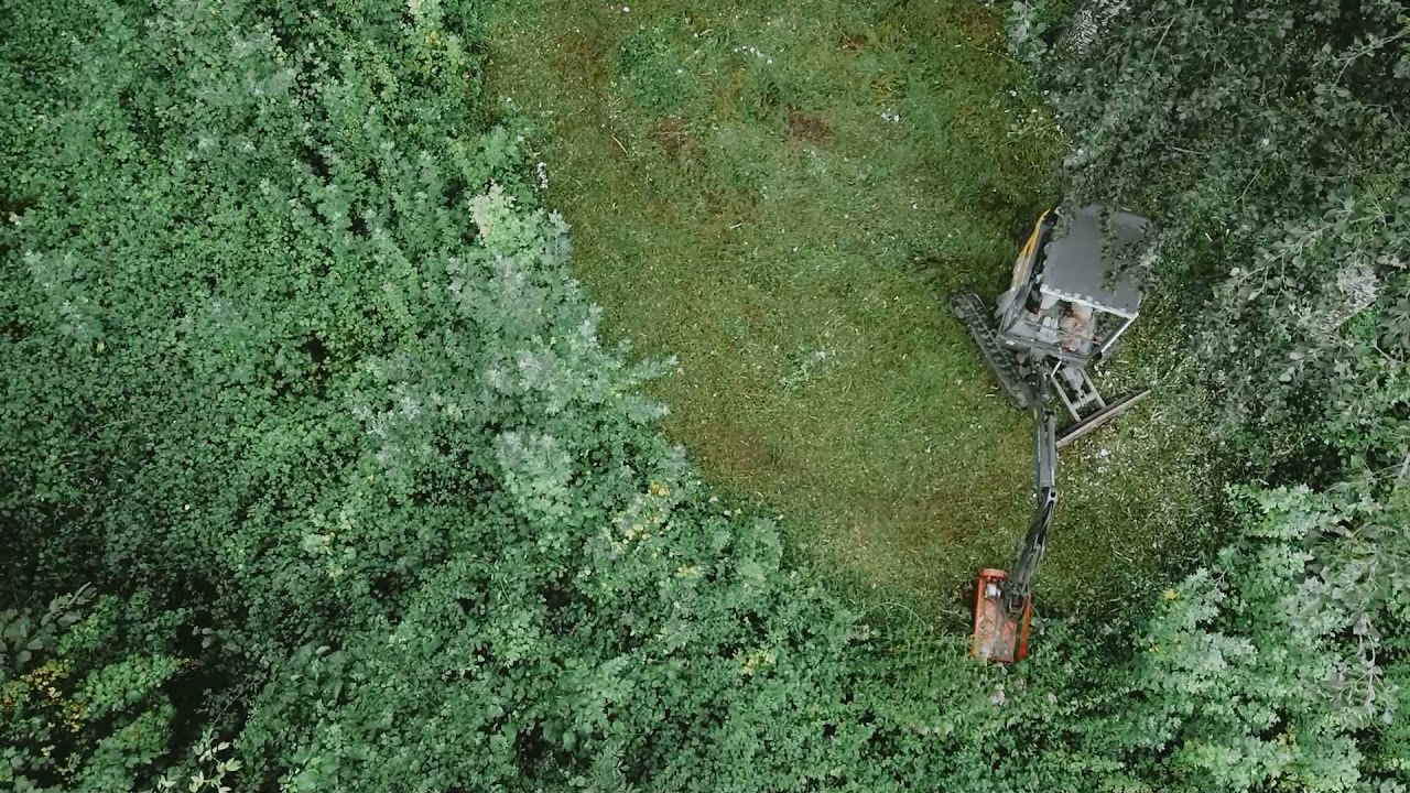 Desmalezando con Volvo EC 18