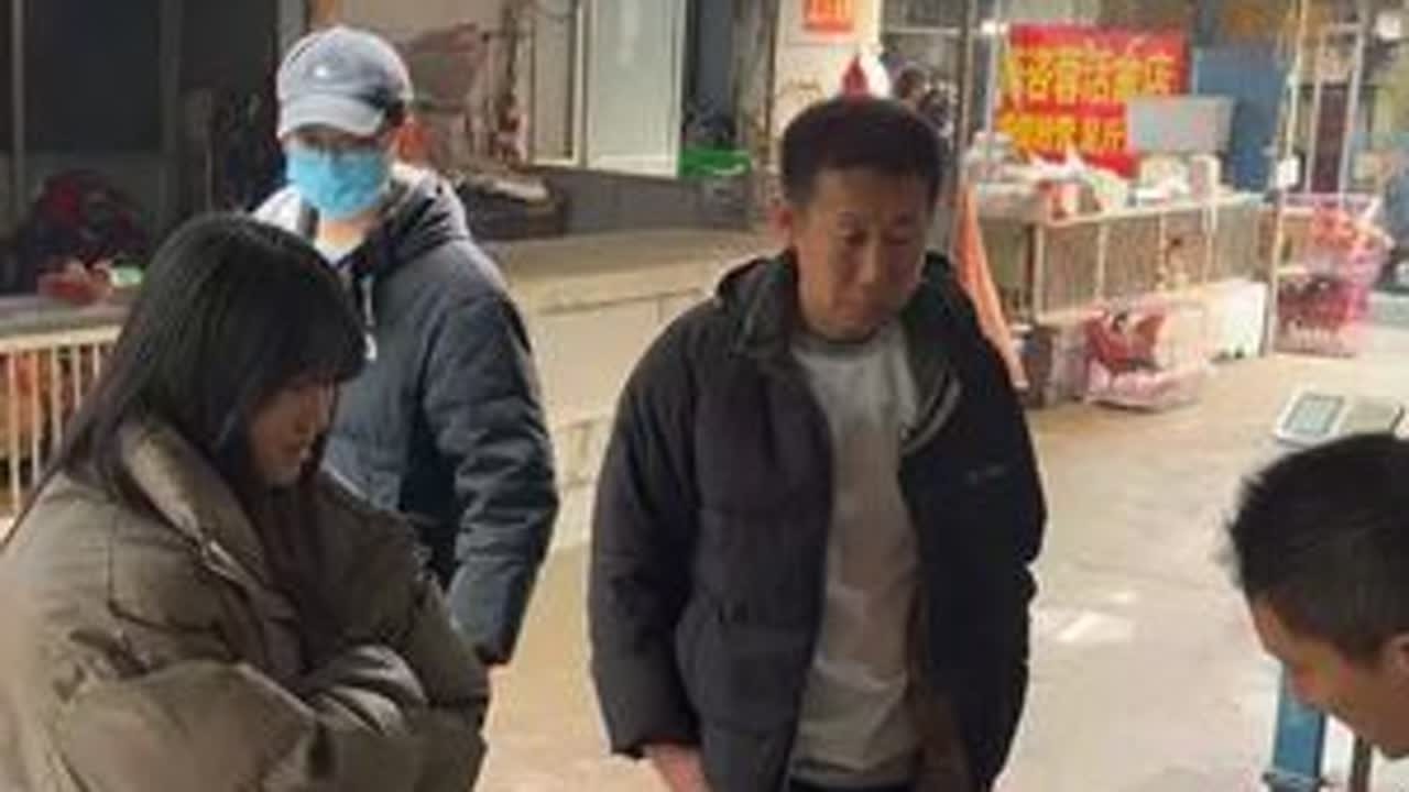 光天化日偷钱被当场逮住，得知原因后没想到好心大哥竟这样做#美食 #传递正能量