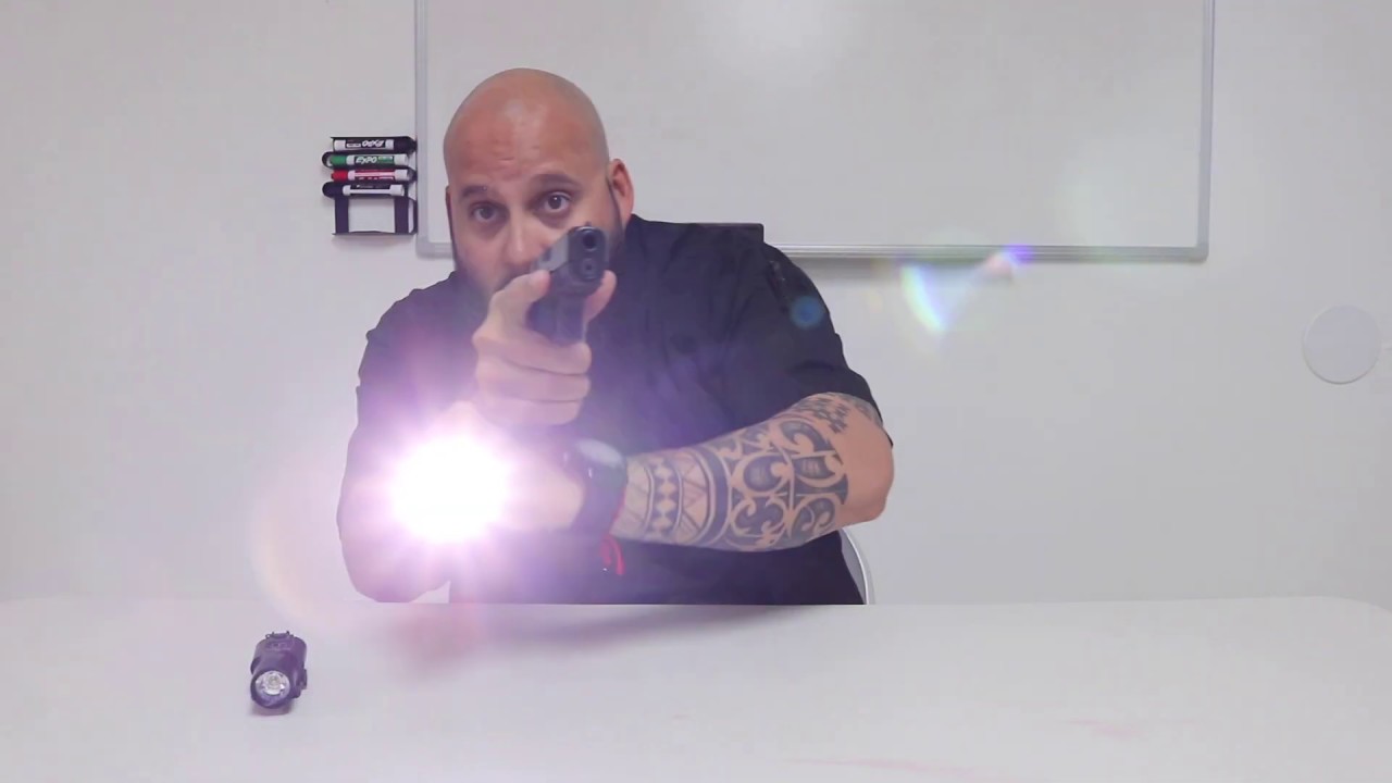 Pistola con linterna