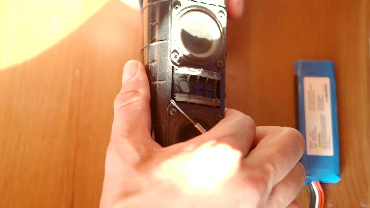 JBL flip 4 - разбираем. Замена шлейфа. Замена батареи.
