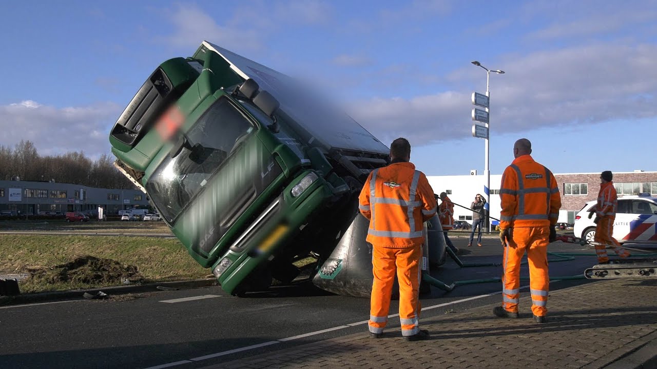 Vrachtwagen belandt op zijkant in Almere