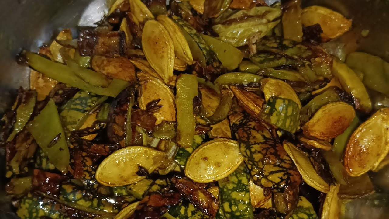 Aise bnaye कद्दू k छिलके ka भुजिया👌🏻🤤 #foodlover #rahulbeautyofficial #minivlog #viralvideo #foryou 