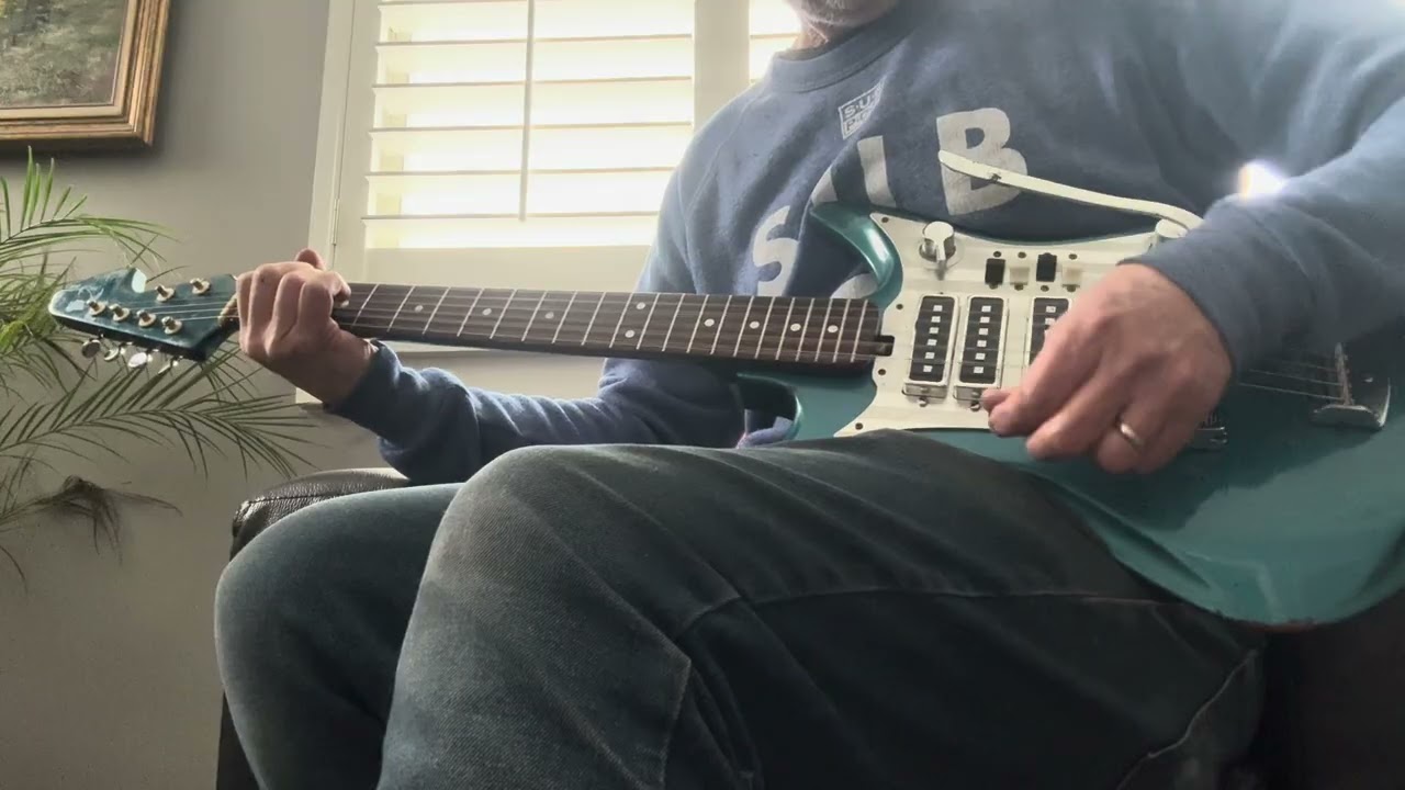 Винтажная гитара Teisco ET-460 Sharkfin 1960-х годов, 4 звукоснимателя, синий металлик, серебрист...
