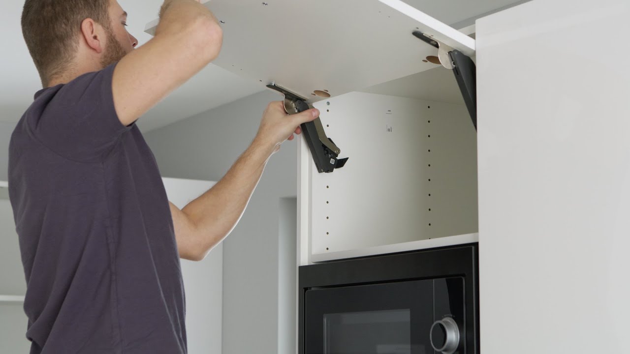 Montare corp de mobilier in bucatarie cu usa rabatabila