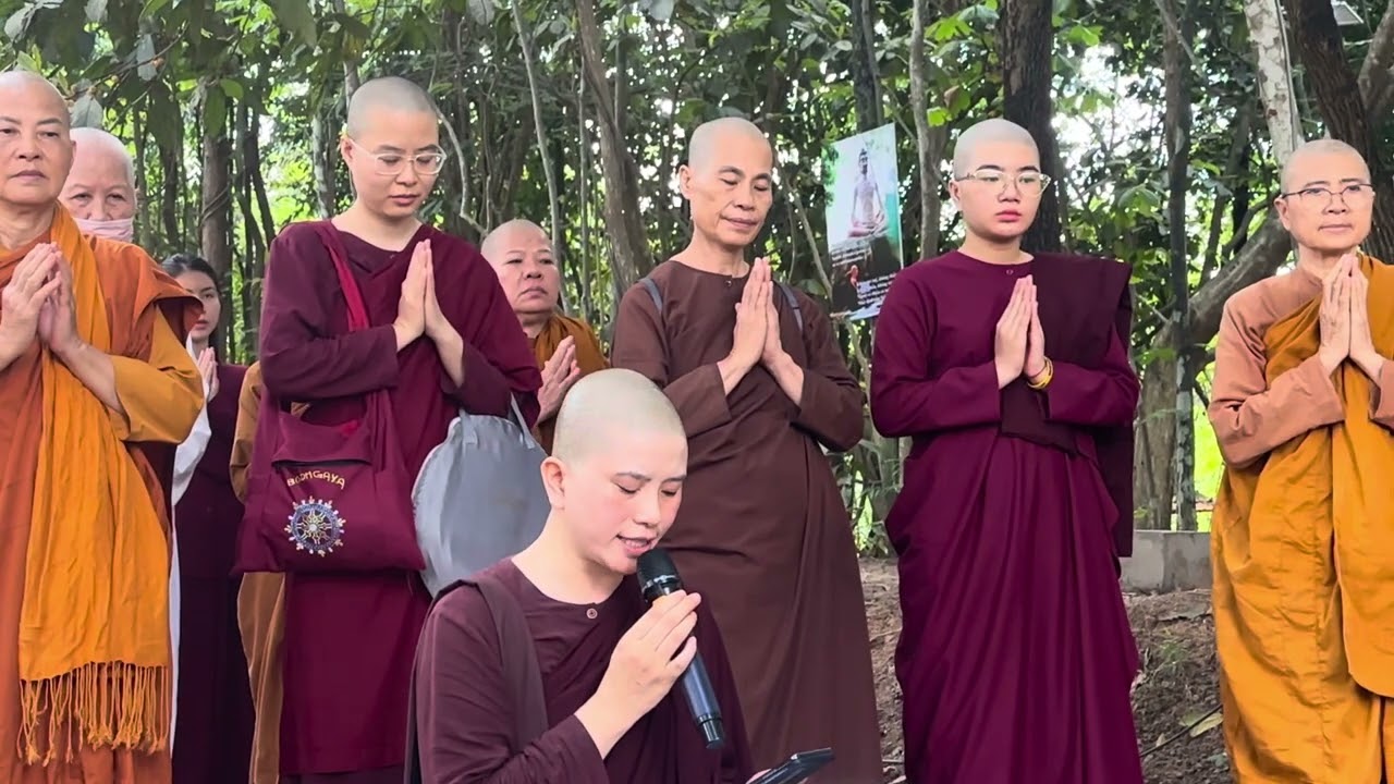 Hành giả khóa tu 1 ngày hạnh đầu đà khất thực buổi trưa và chư tăng tụng kinh phúc chúc hồi hướng