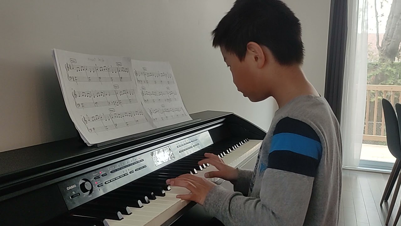 Hongan started playing piano - Minuet in G