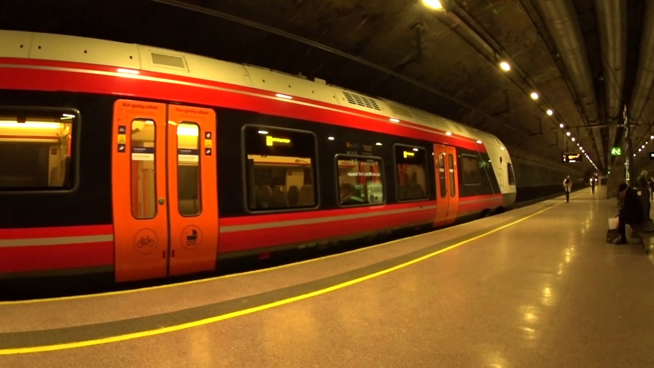 Trains at Nationaltheatret station (eastbound) / NSB trains