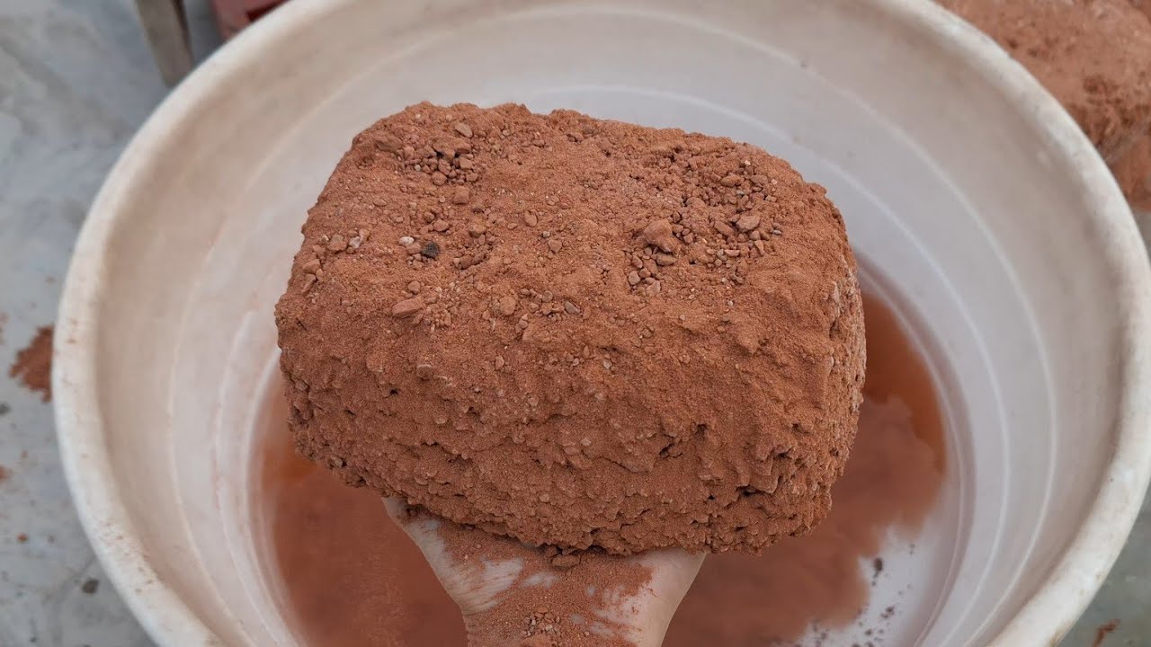 New video Red gritty dry&water crumbling satisfying