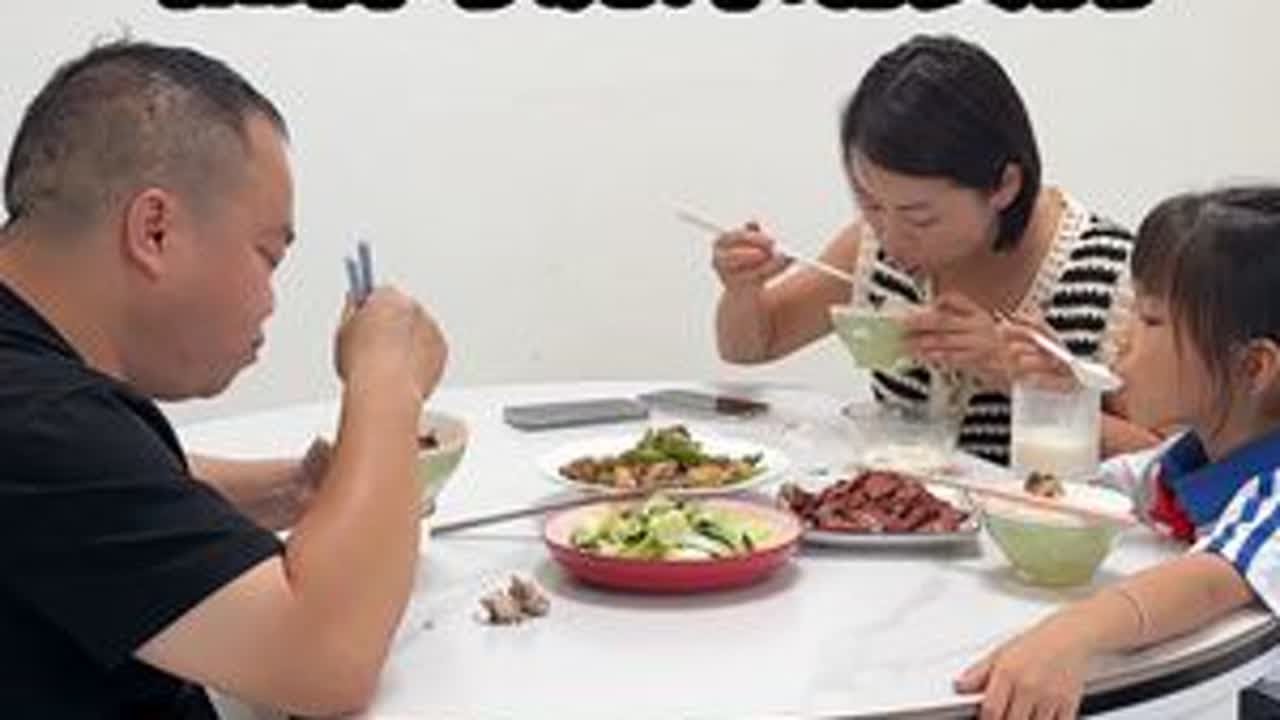 堂哥今天给我们做了好吃的 今天哥问我是不是要卖房…我是有这个想法。#记录真实生活 #日常vlog #普通人的生活是什么样子的