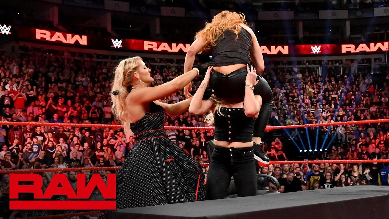 Шарлотта Флэр и Лейси Эванс проталкивают Бекки Линч через стол: Raw, 13 мая 2019 г.
