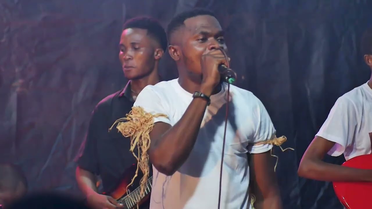 Touby Ntumba met le feu en Concert Live_Bonne Semence_Bamuela Mbombo