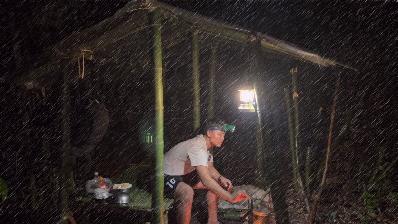 สร้างที่พักด้วยพลาสติก! สร้างยังไม่ทันเสร็จโดนฝนถล่มหนัก? เปียกไปทั้งตัว! ทำเอาไข้ขึ้นเลย!