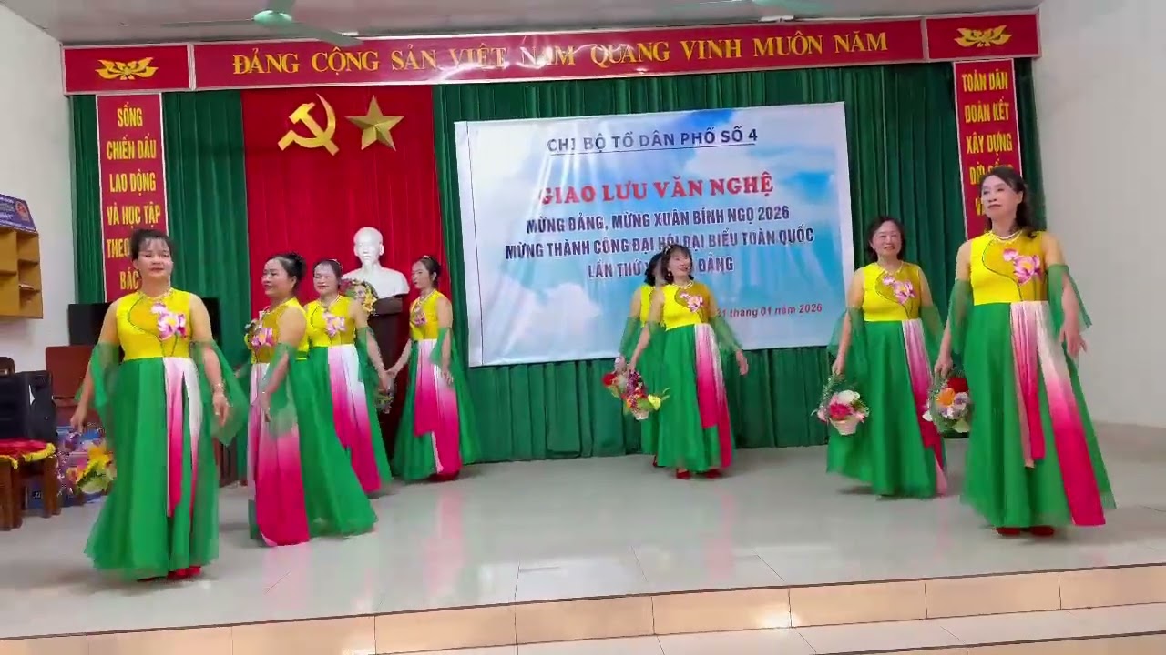 Múa Mùa xuân đầu tiên.  Nhóm Tuổi vàng rực rỡ.  P.Hòa Bình, tỉnh  Phú  Thọ 